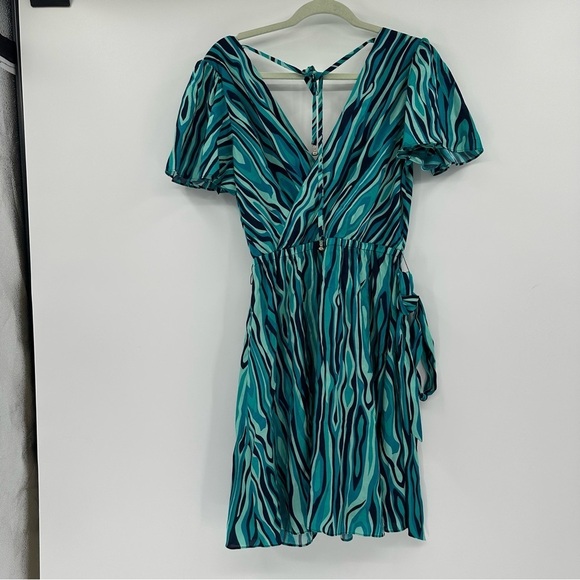 NEW Trina Turk Coastal Women's Planetary 2 Mini Dress Size Medium $328 - Picture 3 of 10
